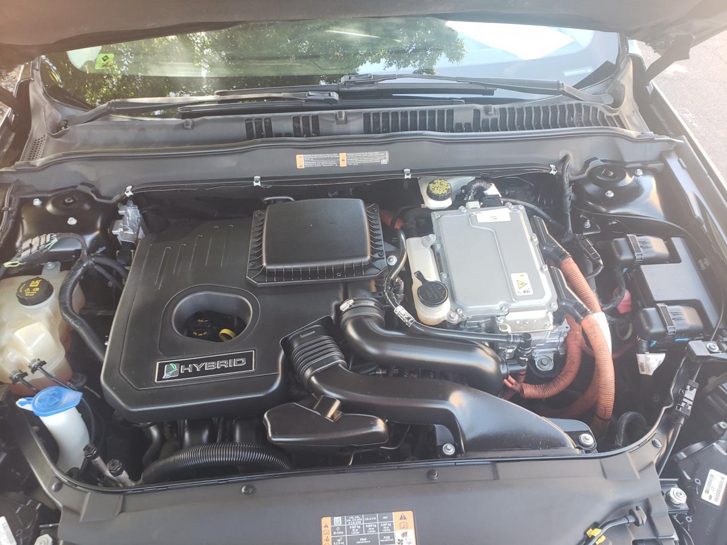 2014 /gray and black Ford Fusion Hybrid SE (3FA6P0LU3ER) with an 2.0L L4 DOHC 16V engine, 6-Speed Automatic Overdrive transmission, located at 323 E Dunlap Ave., Phoenix, AZ, 85020, (602) 331-9000, 33.567677, -112.069000 - 2014 Ford Fusion SE Hybrid......EXCELLENT condition,....ONLY 110K MILES!!!..... A Real Must See!!.... No accidents, Power everything, Touch screen Stereo/cd player, Phone sync, Bluetooth, Satellite compatible, Backup camera, Navigation, Ice cold ac, Clean Gray and Black interior with Black cloth sea - Photo#17
